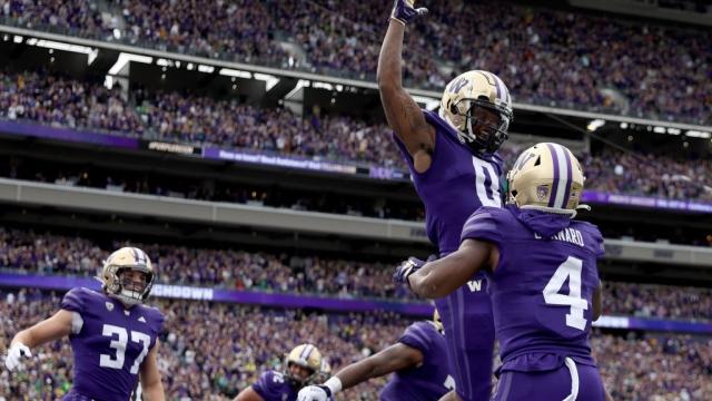 no-7-washington-beats-no-8-oregon-as-game-tying-field-goal-swerves-wide-right
