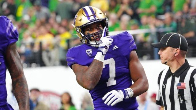washington-wins-pac-12-championship-defeats-oregon-and-secures-cfp-hopes